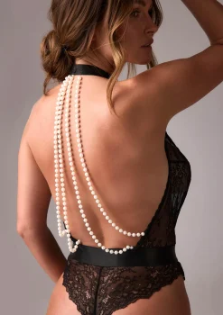Body koronkowe z głębokim dekoltem i perłowym łańcuszkiem - Shower Of Pearls