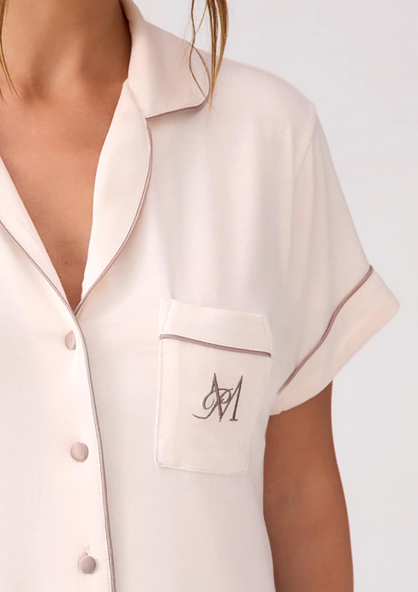 Koszulka piżamowa z ekologicznego włókna tencel krótki rękaw i haftowane logo Hannah
