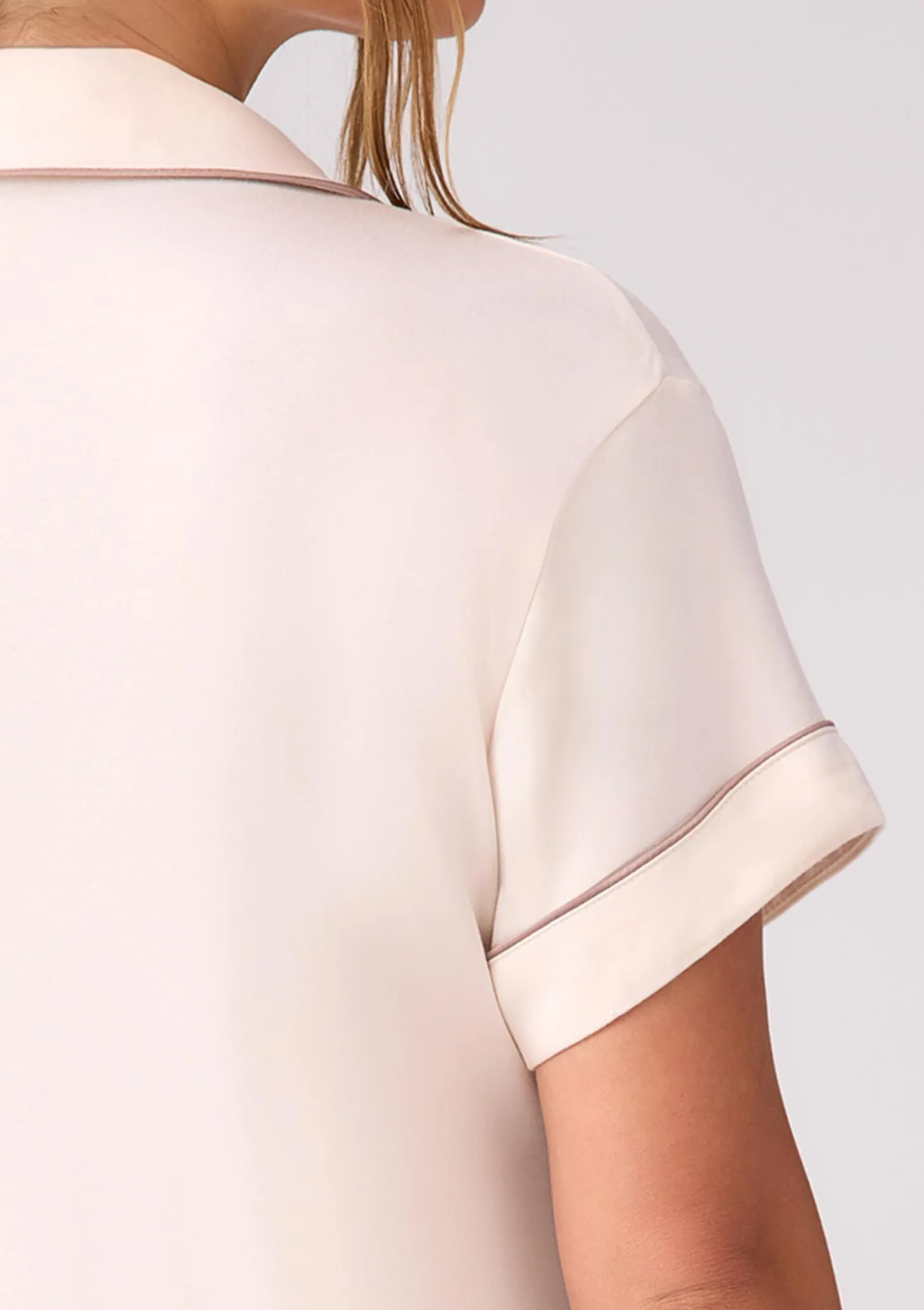 Koszulka piżamowa z ekologicznego włókna tencel krótki rękaw i haftowane logo Hannah