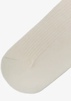 Skarpetki unisex za kostkę z białej prążkowanej dzianiny z kolorowymi paskami Striped
