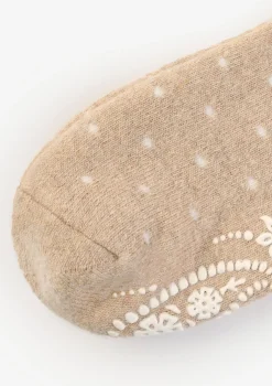 Świąteczne skarpetki damskie z pomponami i antypoślizgowym spodem ABS B34 Marilyn