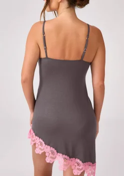 Asymetryczna koszulka nocna z mikromodalu w kolorze szarym z różowa gipiurą - Sweet Dolly